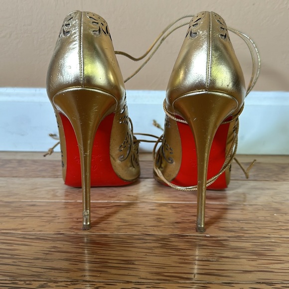 COPY - Christian Louboutin Impera Gold 7.5 - Picture 3 of 4
